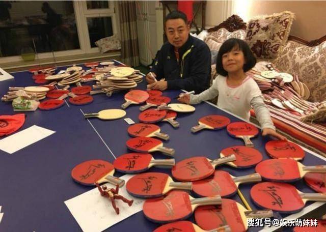 若有所悟
:带你参观刘国梁的豪宅。 他将一生奉献给了乒乓球事业。 客厅里甚至还有一张桌子。