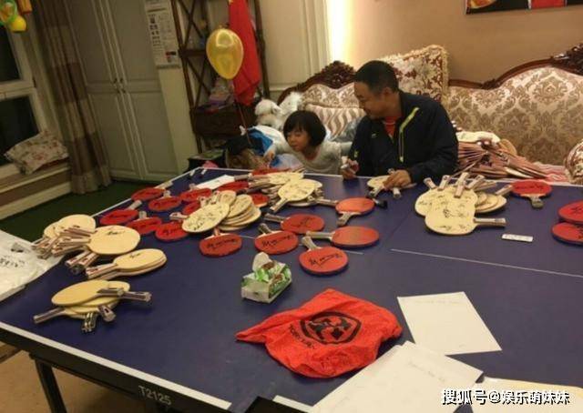 若有所悟
:带你参观刘国梁的豪宅。 他将一生奉献给了乒乓球事业。 客厅里甚至还有一张桌子。