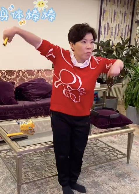 笔记分享
:48岁的邓亚平很少跳舞，动作生硬、不自然。 豪宅宽敞的客厅里有一张乒乓球桌
