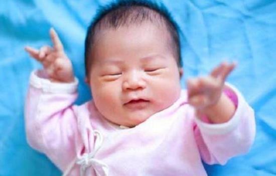 本月推荐
:孩子姓杨。 护士不小心把出生证明上的名字打错了。 母亲没有生气反而笑道：我不会改变的。